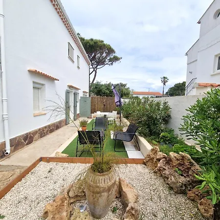 2 Pieces En Rez-de-villa Avec Beau Jardin Pres