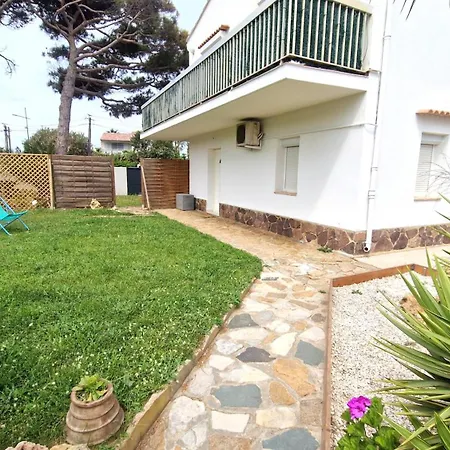 2 Pieces En Rez-de-villa Avec Beau Jardin Pres Hyères